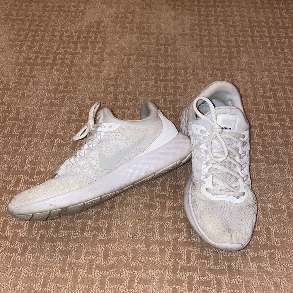 NIKE Skyelux Sneakers